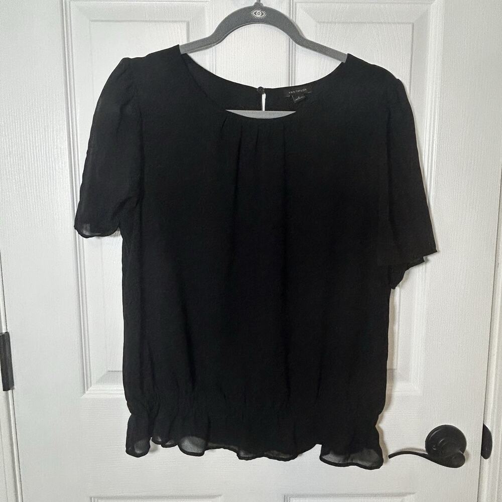 Ann Taylor Black Ruffle Hem Blouse Short Sleeve Women's Medium